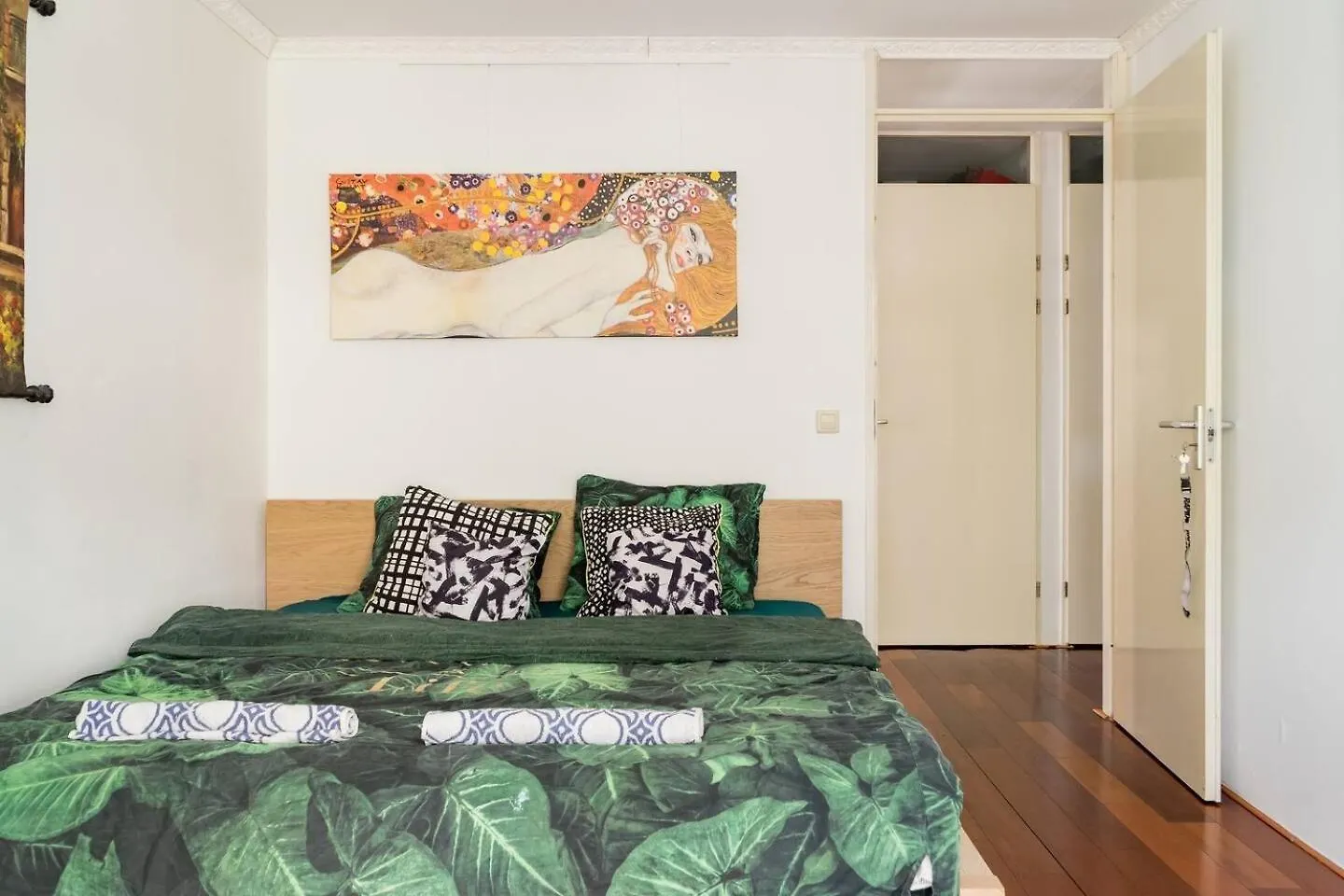 B Center Charming Room On The Canal Amsterdam Netherlands