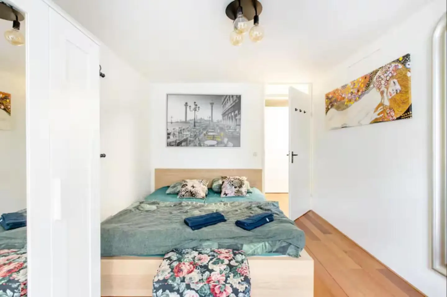 Bed & Breakfast B Center Charming Room On The Canal Amsterdam Netherlands