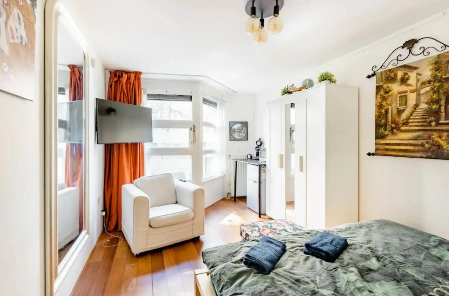 B Center Charming Room On The Canal Amsterdam